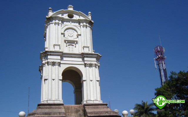 Guía Turística Verapaces - 118 Monumentos del Parque Central Torre del Reloj